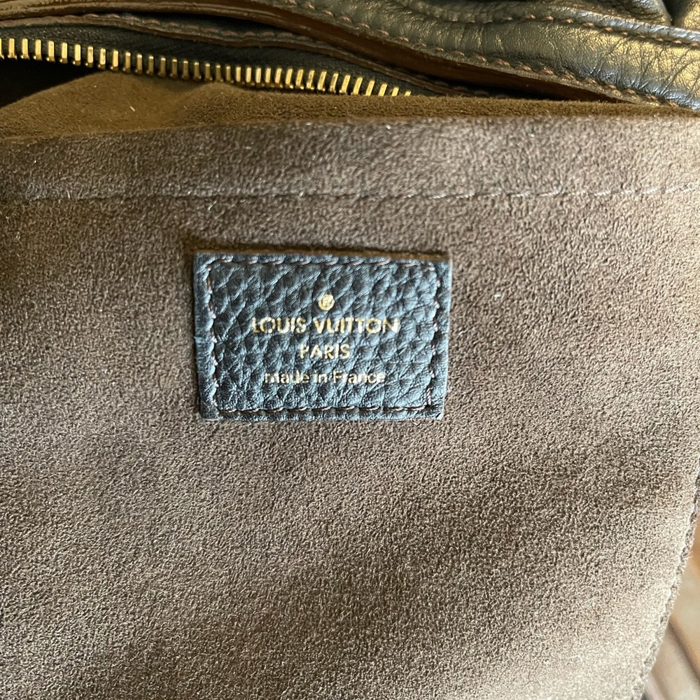 Louis Vuitton Mahina hobo bag. - Picture 6 of 11